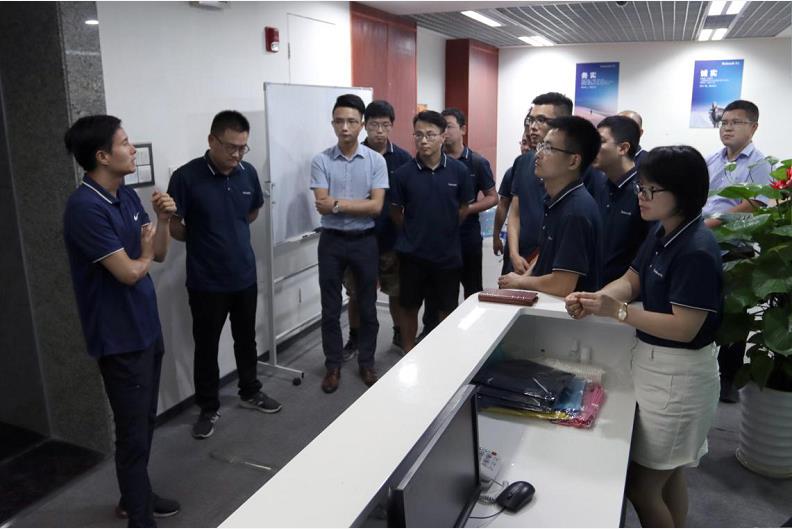 劉棟材先生帶領業務負責人參觀人才實驗室.jpg